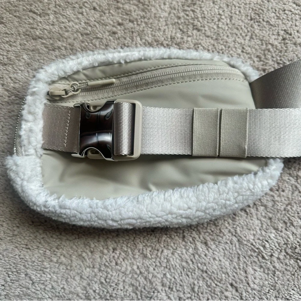 Lululemon Everywhere Belt Bag Fleece in Natural Ivory 1L